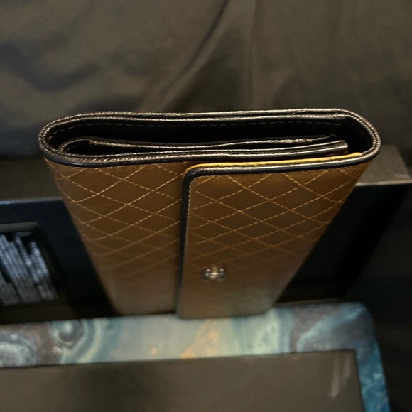 CHANEL excellent condition iridescent Wallet - Picture 2 of 9